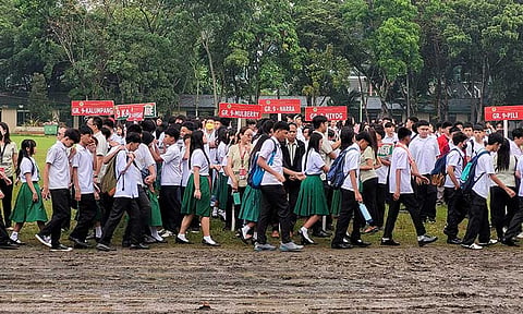 RAINY FIRST DAY. Braving the slippery, rain-soaked grounds, learners of Davao City National High School moved in an orderly manner, signaling a smooth and spirited opening of School Year 2025-2026.
After the flag ceremony and back-to-school kickoff program on Monday morning, June 16, 2025, students carefully crossed the muddy oval to head back to their respective classrooms, undeterred by the damp conditions.