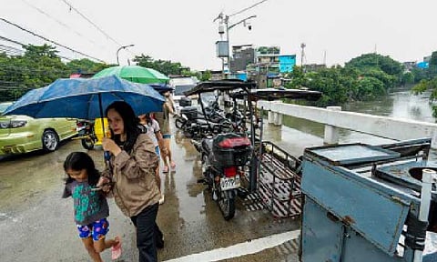 RIVER SUBSIDES. Residents walk across Kaliraya Bridge linking Barangay Tatalon and Barangay Roxas in Quezon City on Tuesday (July 22, 2025), as floodwaters from the San Juan River subside. The Philippine Health Insurance Corp. reminded the public of health benefit packages for water and food-borne illnesses, influenza-like illness, leptospirosis, and dengue. (PNA photo by Robert Oswald P. Alfiler)
