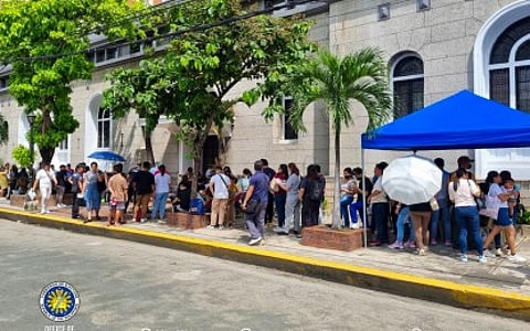 REGISTRATION. Voter registrants queue up at the Palacio del Gobernador in Intramuros, Manila on Friday (Aug. 1, 2025) for the Special Register Anywhere Program. Comelec expects to gather at least one million new registrants during the 10-day registration.