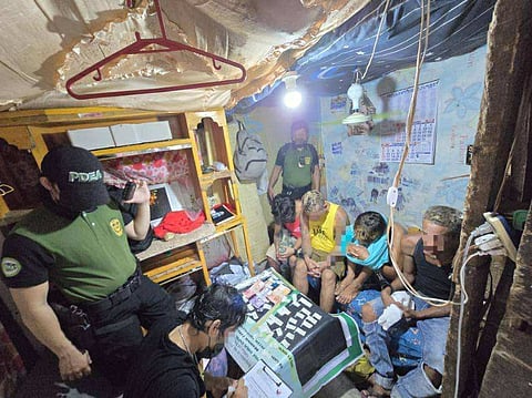 DRUG RAID: Gipangposasan kining upat ka mga indibidwal, nga naglakip sa drug den maintainer ug Grade 11 student, nga naatlan nga nagsuyop sulod sa drug den niadtong Sabado sa hapon, Hulyo 2, 2025, sa may Sitio Sto. Niño, Barangay Labangon, Dakbayan sa Sugbo. /