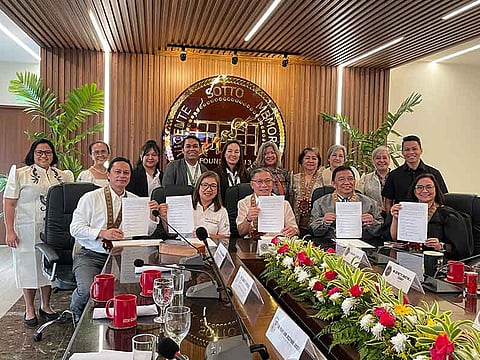 Cebu Board Member Stanley Caminero, PhilHealth RVP Marjorie Cabrieto, DOH Director Joshua Brillantes, VSMMC Chief Dr. Gerardo Aquino, Jr., and Cebu City Health Officer Dr. Daisy Villa shows the signed Manifesto of Support, together with some of the ExeCom of VSMMC, PhilHealth officers, and Cebu PHO Dr. Mary Ann Josephine Arsenal.