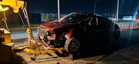 AKSIDENTE: Wala na mahitsura ang sakyaÂnan human kini mibangga sa barrier duol sa daku’ng mall sa may SRP. Ang drayber nasamdan sa ulo. /