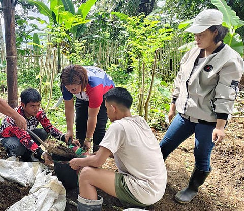 ZAMBOANGA. The 53 rd Infantry Battalion conducts
comprehensive agricultural skills training for friends
rescued (FRs), militiamen, and soldiers in
partnership with the Technical Education and Skills
Development Authority (Tesda) in Zamboanga del Sur on
Wednesday, September 10.