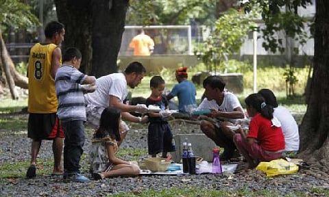 BONDING TIME. A family enjoys a meal at a picnic spot in Rizal Park in Manila in this undated photo. Malacañang issued Memorandum Circular 96 on Friday (Sept. 19, 2025) suspending work in government offices under the executive branch from 1 p.m. onwards on Sept. 22, in line with the observance of the 33rd National Family Week. (PNA file photo by Avito Dalan)