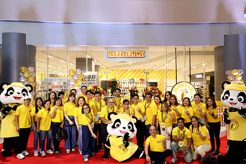 MR.DIY executives, together with honored guests, celebrate the official opening of MR.DIY’s 800th store at Vista Mall Taguig.