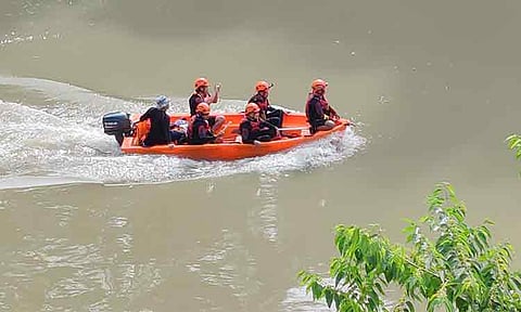 RIVER-WIDE FLOOD SIMULATION. Personnel from the Barangay 19-B Disaster Risk Reduction and Management Office (BDRRMO) aboard a rubber boat conducted a rescue simulation during the third river-wide flood drill on Saturday, September 27, 2025, near the riverbank of El Rio Vista Village in Bacaca, Davao City. The Davao City Government, through the Davao City Disaster Risk Reduction and Management Office (CDRRMO), conducted its flood simulation exercise in barangays along the Davao River. Barangay officials and residents participated in the drill and familiarized themselves with the designated evacuation areas. The drill also comes after a number of individuals were found dead after being swept away at the Mini Asik-Asik Falls in Calinan.