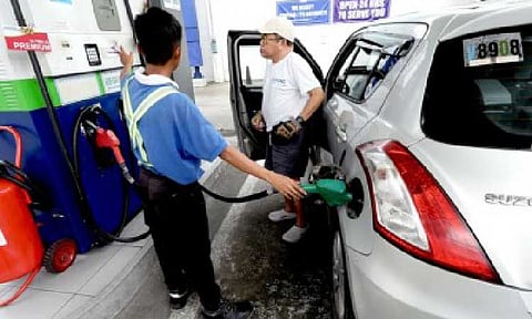 ADJUSTMENTS. An oil station attendant caters to a customer in this undated photo. Diesel prices are seen to decline between PHP0.60-PHP0.80 per liter next week given the drop in the international market as of Friday (Oct. 17, 2025), but gasoline prices are projected to rise up to PHP0.20 per liter due to lower regional inventories. (PNA file photo)