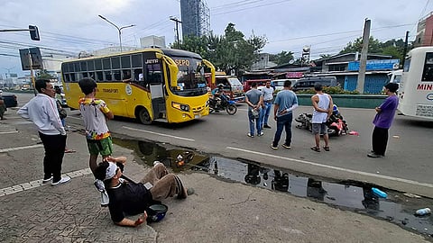 Motorista nasaghiran sa bus, angol