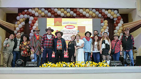 GATHERING. Alumni of Abellana National School in Cebu City gather for their annual grand homecoming. /