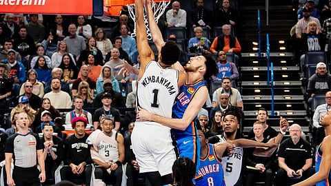 HIGANTE: Nakahansak ang batan-ong higante sa San Antonio Spurs nga si Victor Wembanyama (No. 1) ning aktuha taliwala sa pilit nga depensa ni Oklahoma City Thunder big man Chet Holmgren sa usa sa mga aksiyon sa NBA kagahapon, Miyerkules, Enero 14, 2026 (PH time). / San Antonio Spurs FB Page