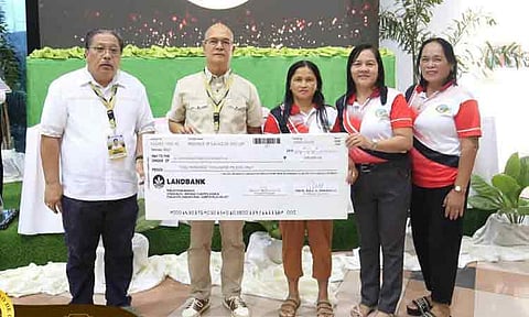Three small cooperatives in Davao de Oro received a much-needed financial boost from Governor Raul “RM” Mabanglo during a turnover-of-checks ceremony held on January 26, 2026, at the Capitol Lobby in Nabunturan.