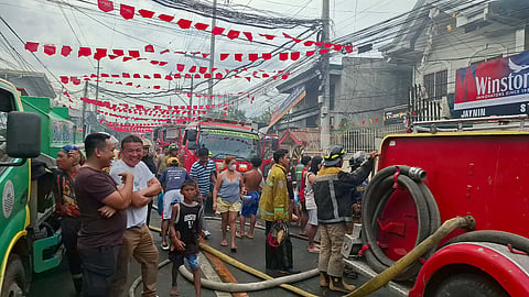 Balay paabangan naugdaw sa sunog