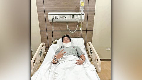 HOSPITAL ARREST: Pabilin pa sa usa ka pribado nga tambalanan ang drayber sa AUV nga si Sean Andrew Pajarillo, 21, nga gibantayan sa mga polis sa Cebu City Police Office. Makita sa maong hulagway nga nagsinyas og peace sign ang maong suspek.