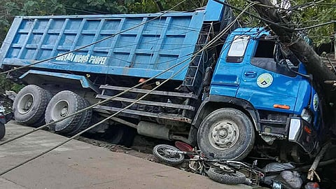 Garbage truck crashes in Consolacion