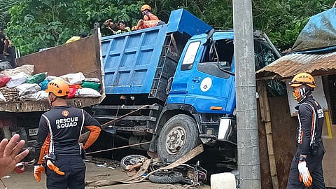 Garbage truck nawad-ag brake; motor, tindahan, poste sa kuryente gipangdaro