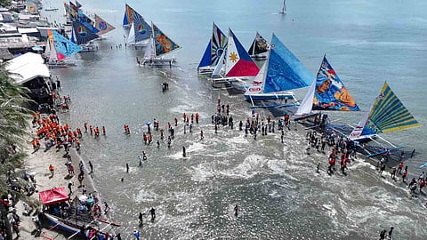 ILOILO. Spectators watch as colorful paraws race along Arevalo Beach during the 53rd Iloilo Paraw Regatta Festival on March 1, 2026, as authorities deploy 717 personnel under a blue alert to ensure public safety.