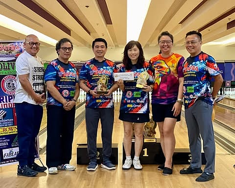 DOUBLES CHAMPION. James Young, third from left, and Kath Lee, fourth from left, receive their doubles champion’s trophy and cash prize during the recently concluded awarding of the 19th Datba Araw ng Dabaw Invitational Open at SM Lanang Bowling Center. Also in the photo are Datba officials led by president Rameses Tancontian, second from left.