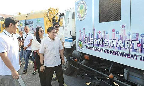 Mabalacat City Mayor Geld Aquino and other local officials check the two sweeper trucks during a flag-raising ceremony at the city hall Monday.
The mayor said the trucks already started cleaning the MacArthur Highway.
Aquino said he directed the City Environment and Natural Resources Office (CENRO) to acquire the sweeper trucks and a trash compactor to ensure the swift cleaning of major roads in the city.
Photo courtesy of Mabalacat City News