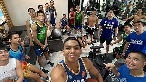 TITLE DEFENSE GRIND. Members of the Davao Eagles pose for a photo after a training session at Macs Gym in Marfori Subdivision, Davao City, on April 8, 2026, as they intensify preparations for the Palarong Pambansa boys’ secondary basketball tournament and their bid to defend the title.