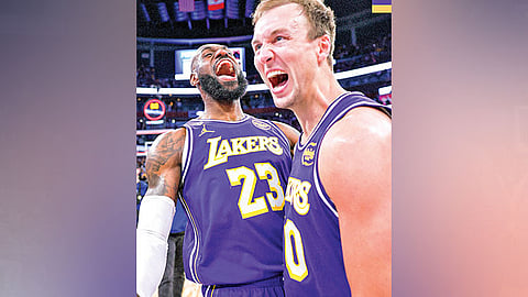 Lakers gipalong ang Suns