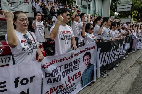 HUSTISYA: Mga kabanay ug higala sa namatay nga batan-ong negosyante nga si Kingston Ralph Cheng ang nagtapok atubangan sa temporaryo nga Regional Trial Court (RTC) ug Municipal Trial Court in Cities (MTCC) branches sa Barangay Kasambagan, Cebu City niadtong Huwebes, Abril 23, 2026, ang nanawagan og hustisya.