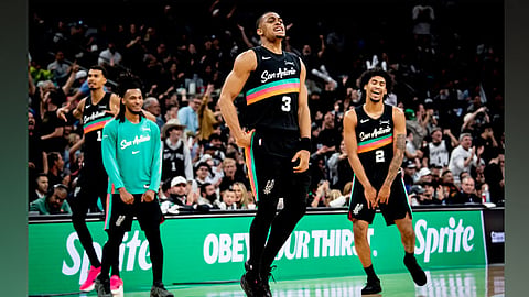 Johnson napili nga 6th Man of the Year