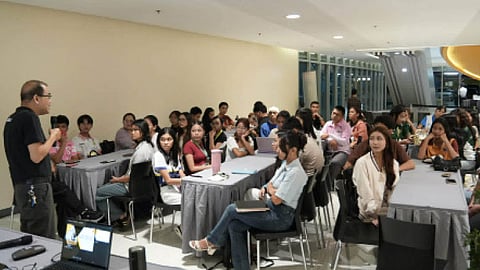 YOUNG VOICES IN NEWS. Aspiring campus journalists listen to Nestor Ramirez, SunStar’s director for editorial oversight and corporate affairs, during a Junior Journo workshop at SM Seaside City Cebu. The session covered news writing, ethics and the vital role of journalism in public service. / Irish Mae Sevilla