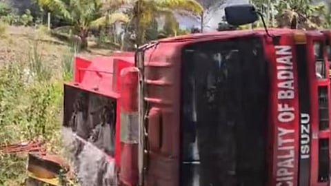 Fire truck nga miresponde sa sunog, nalimbuwad