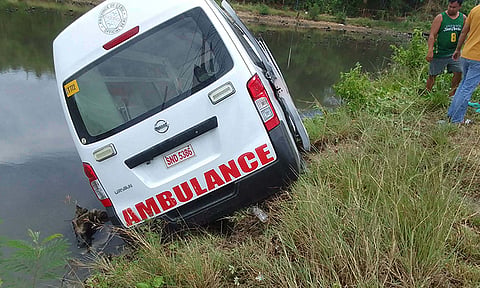 Ambulansya misungag sa motor
sa Argao, angkas nalabay; patay