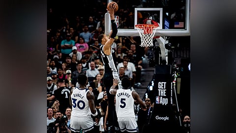 Wolves giihaw sa Spurs sa game 5