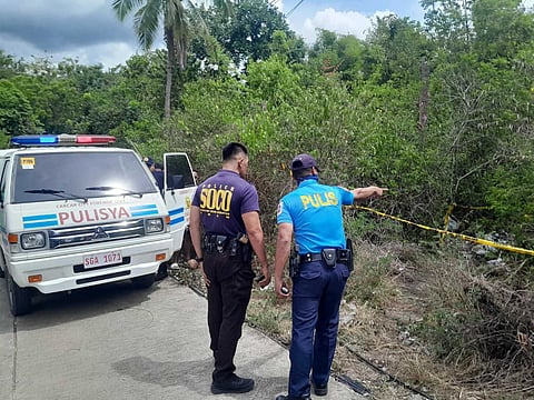 Nadiskubrehan. Naukay ang mga residente sa Sityo Cangcaya, Barangay Poblacion, Alcoy niadtong alas 8:00 sa buntag. Miyerkules, Mayo 27, 2026, human napalgan sa luyo sa labong nga kasagbutan ang nadugta na nga lawas sa usa ka babaye nga nailhang si Jean Pryll Belardo, 19 anyos, adunay kapuyo nga langyaw, residente sa Lungsod sa Dalaguete apan kasamtangang nagpuyo sa Barangay Atabay, Alcoy.