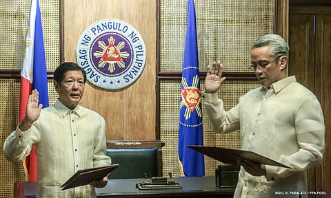 Jonvic Remulla nanumpa atubangan ni Pres. Marcos niadtong 2024 / BNC