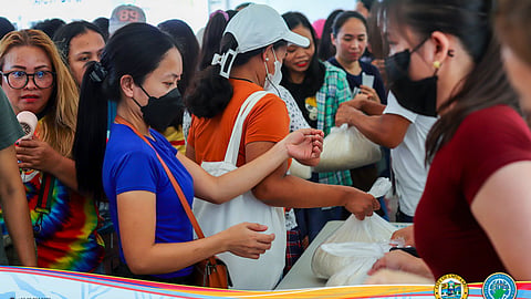 Nataktak nga trabahante sa Lapu
nakadawat og tag-5 kls. nga bugas