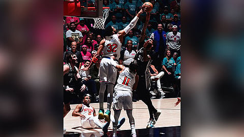 Knicks catch fire late, steal Game 1 in San Antonio