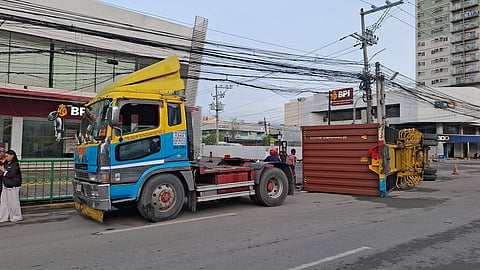 Container van ‘wa mataro’g’ kaw-it nabuwag sa tractor