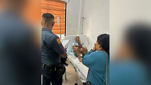 NAGPAALIM sa tambalanan ang usa ka 72-anyos nga lolo human gitigbas sa iyang silingan. Ang suspek nasikop ra usab dayon sa mga polis ug narekober gikan kaniya ang sundang nga gigamit sa krimen. / TAMPO