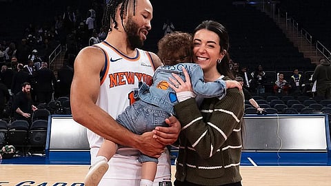 PAMILYA: Malipayong nagpahulagway si New York Knicks superstar Jalen Brunson ning aktuha kauban ang iyang asawa nga si Dr. Ali Marks ug ilang anak atol sa usa sa mga duwa sa Knicks sa NBA. /