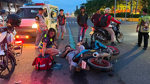 Drayber sa motor, angol human mibangga sa taxi