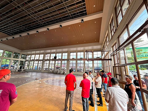 6 injured in ceiling collapse
at Candaba Trade Center
