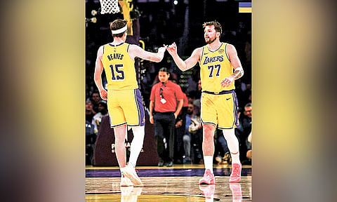 LUKA-AUSTIN COMBO: Sa edad nga 28-anyos si Austin Reaves (No.16) ang pinakamaguwang karon sa bag-ong lineup sa Los Angeles Lakers nga pangulohan sa 27-anyos nga si Luka Doncic (No.77). /
