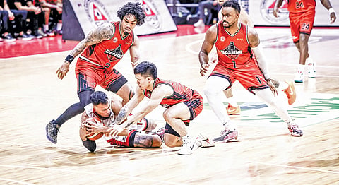 REMATCH: Si Ginebra guard Stephen Holt (naghigda) ug Blackwater guard RK Ilagan nag-ilog sa bola samtang padulong pud moapil ang duha ka players sa Bossing sa Philippine Basketball Associaction Season 50 Governors’ Cup game niadtong Hulyo 24, 2026. Magtigi pabalik ang duha ka teams karong gabie. / FILE SA PBA IMAGES