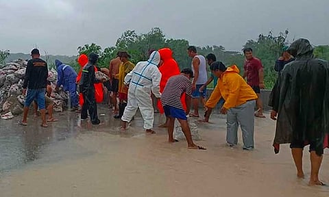 Sandbagging ops starts as creek overflows in Minalin