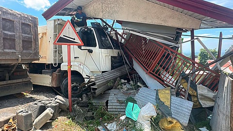 Drayber sa dump truck ‘nakatulog,’ midaro sa balay, motor ug sakyanan
