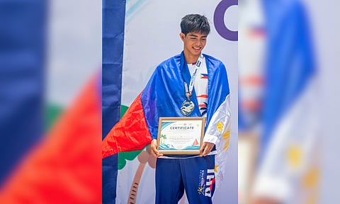 SILVER FINISHER. Palarong Pambansa standout Anton Paulo Dominick Della proudly displays his silver medal and certificate after placing second in the men’s 18-19 age group in the 10-kilometer race at the 4th Southeast Asia Open Water Championships in Boracay on Friday, August 21, 2026.