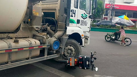 Delivery rider miambak sa
motor nga naligsan sa mixer