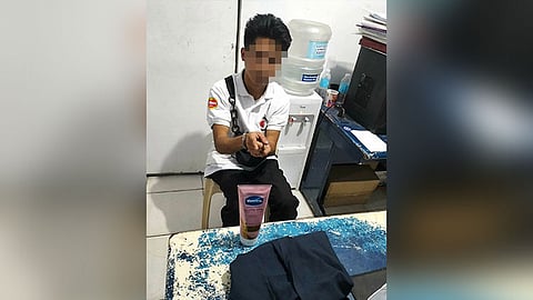 Trabahante sa supermarket nangawat og lotion, sakpan