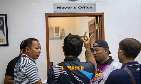 Radio broadcasters from different stations and media practitioners across Mati City visited the Office of Tarragona Mayor Benjamin “Kaka” Bulaong on September 1, 2026, to seek clarification directly from him regarding allegations that local government personnel deducted amounts from financial assistance received by beneficiaries.