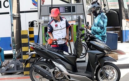 PRICE HIKE. A motorist refuels at a gas station in Paco, Manila, on Sept. 1, 2026. An official of Jetti Petroleum said Friday (Sept. 4) oil prices may increase by at least PHP4 per liter next week amid the resumption of hostilities between the US and Iran over mining in the Strait of Hormuz. (PNA photo by Yancy Lim)