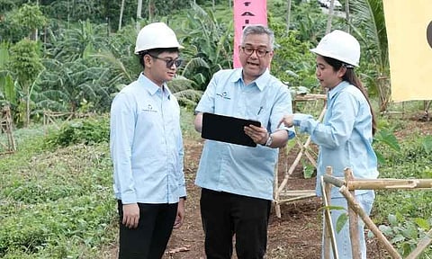 SM In Focus host Rico Hizon (center) visits the Philippine Geothermal Production Co.’s Tiwi site to feature its business initiatives and sustainability efforts for the online channel.
