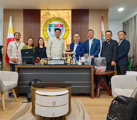 ZAMBOANGA. Zamboanga City Mayor Khymer Olaso (4th from left) hands over a vinta miniature as a token to the visiting Malaysian investors led by Federation of Malaysian Manufacturers President Jacob Lee Chor Kok (4th from right) during a meeting Monday, September 7, at the City Hall of Zamboanga.
